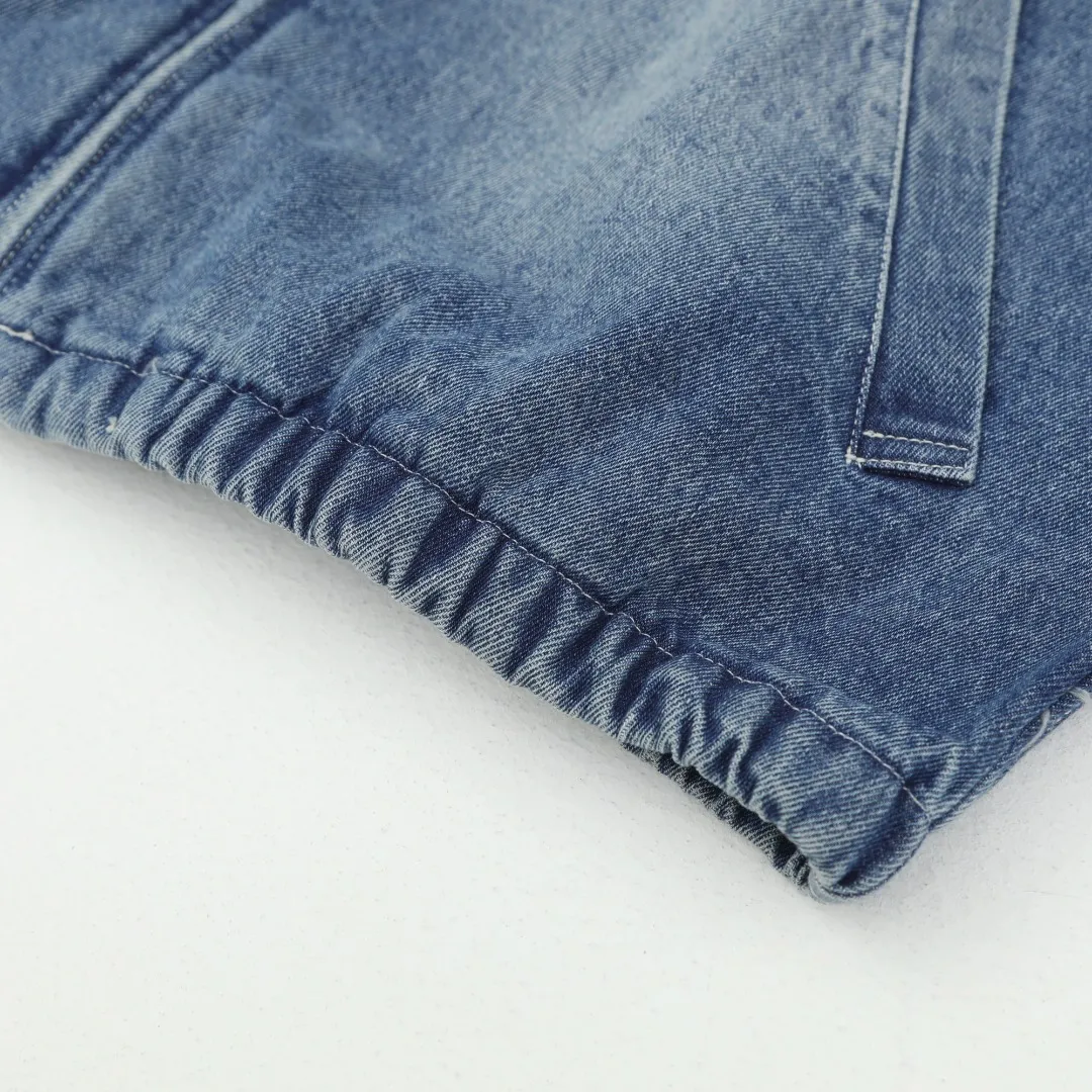 P350 #R17 Ralph Lauren unisex denim jacket with zipper and small label. The classic jacket style, neat lines outline a generous outline, and the short and slim design can quietly lengthen the leg lines visually, instantly achieving the stunning effect of making you taller and slimmer, helping you easily create enviable long legs. The practical pockets on both sides of the front body can not only store mobile phones and keys easily, but also cleverly add a bit of casualness to the overall shape, perfectly blending fashion and practicality. Moreover, the fabric has been specially treated to be soft and wear-resistant, and the comfort level is straight forward. In terms of matching, you can wear it as you like. Pair it with a simple white T-shirt, straight jeans and sneakers on the lower body. It is easy to control the looseness when going out on the street every day. If you wear it with leather boots and a floral skirt, you can create a romantic feeling of western style. I really love it, so it’s not a waste to buy it! Color: Washed Blue Size: S-XL S: Bust 118 Length 70 Sleeve Length 68 Shoulder Width 50 M: Bust 122 Length 72 Sleeve Length 69 Shoulder Width 51 L: Bust 126 Length 74 Sleeve Length 70 Shoulder Width 52 XL: Bust 130 Length 76 Sleeve Length 71 Shoulder Width 53